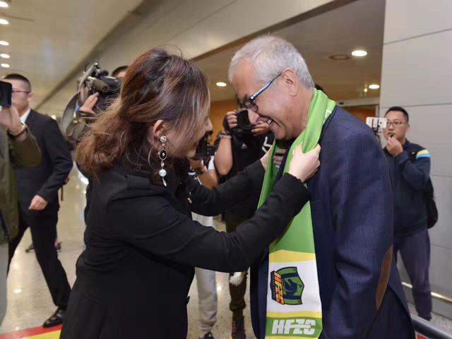 自从自己第二次救了董若琳、董若琳知道自己是她的梦中情人之后，她就一直在不停的跟自己表白。